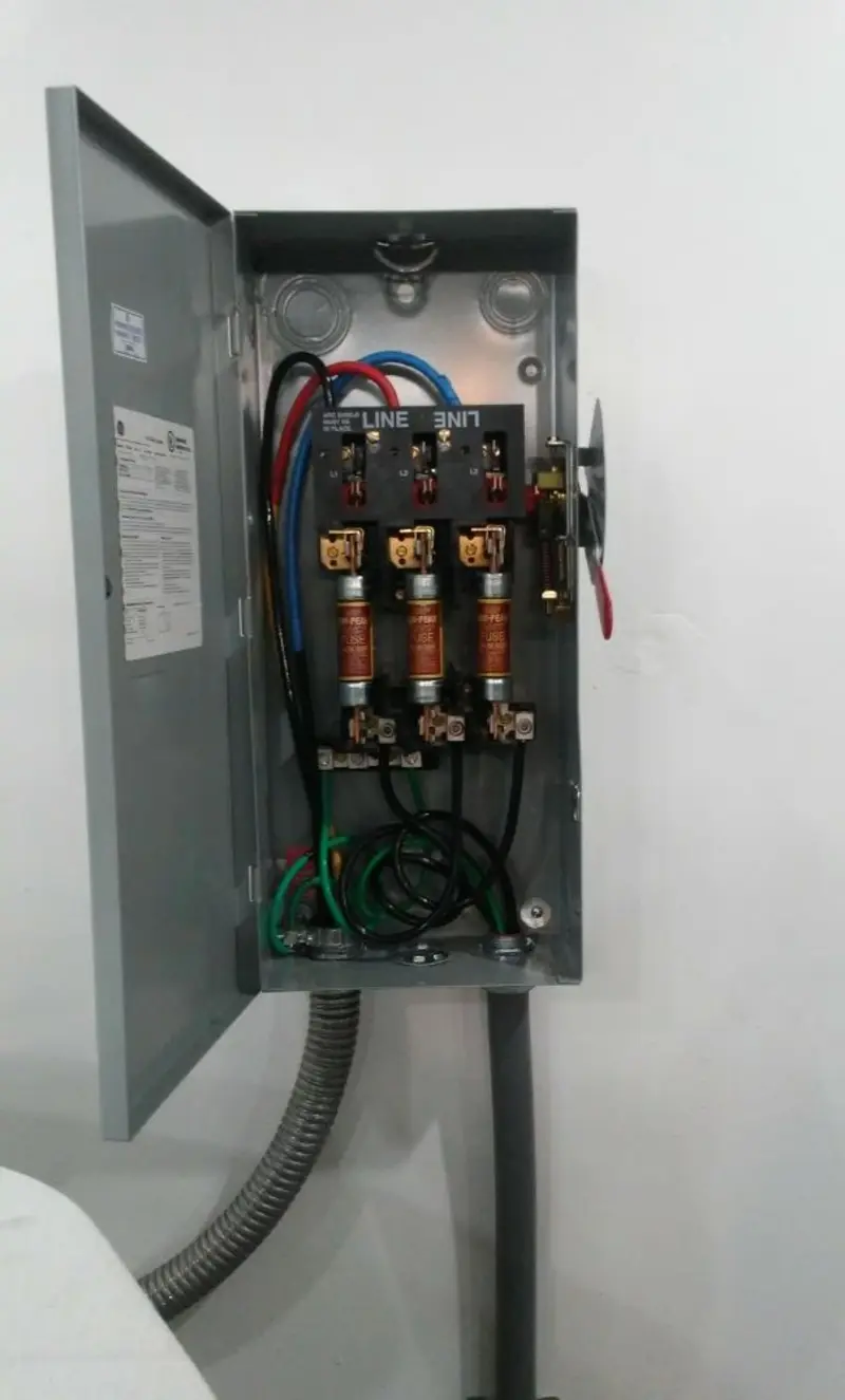 Three-phase disconnect switch installed for Smoke Detector Installation in Shreveport